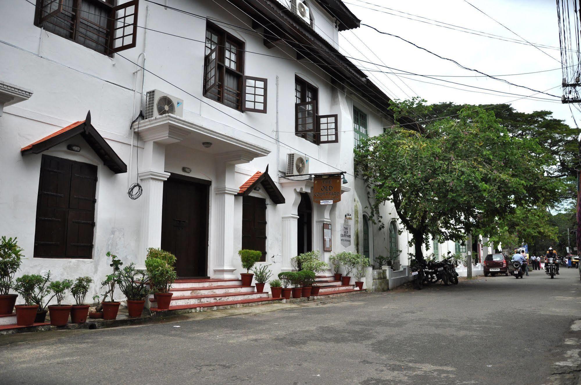 Old Courtyard Hotel Kochi Extérieur photo