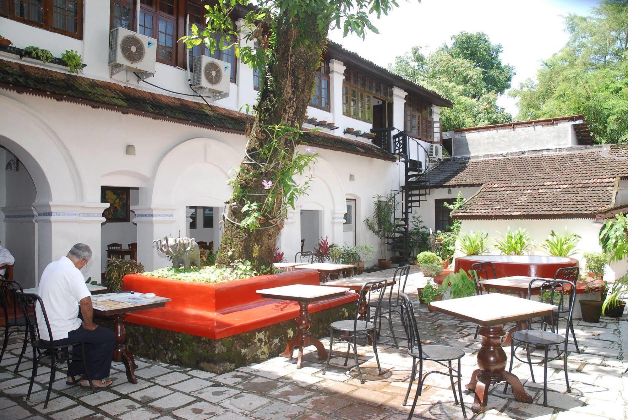 Old Courtyard Hotel Kochi Extérieur photo