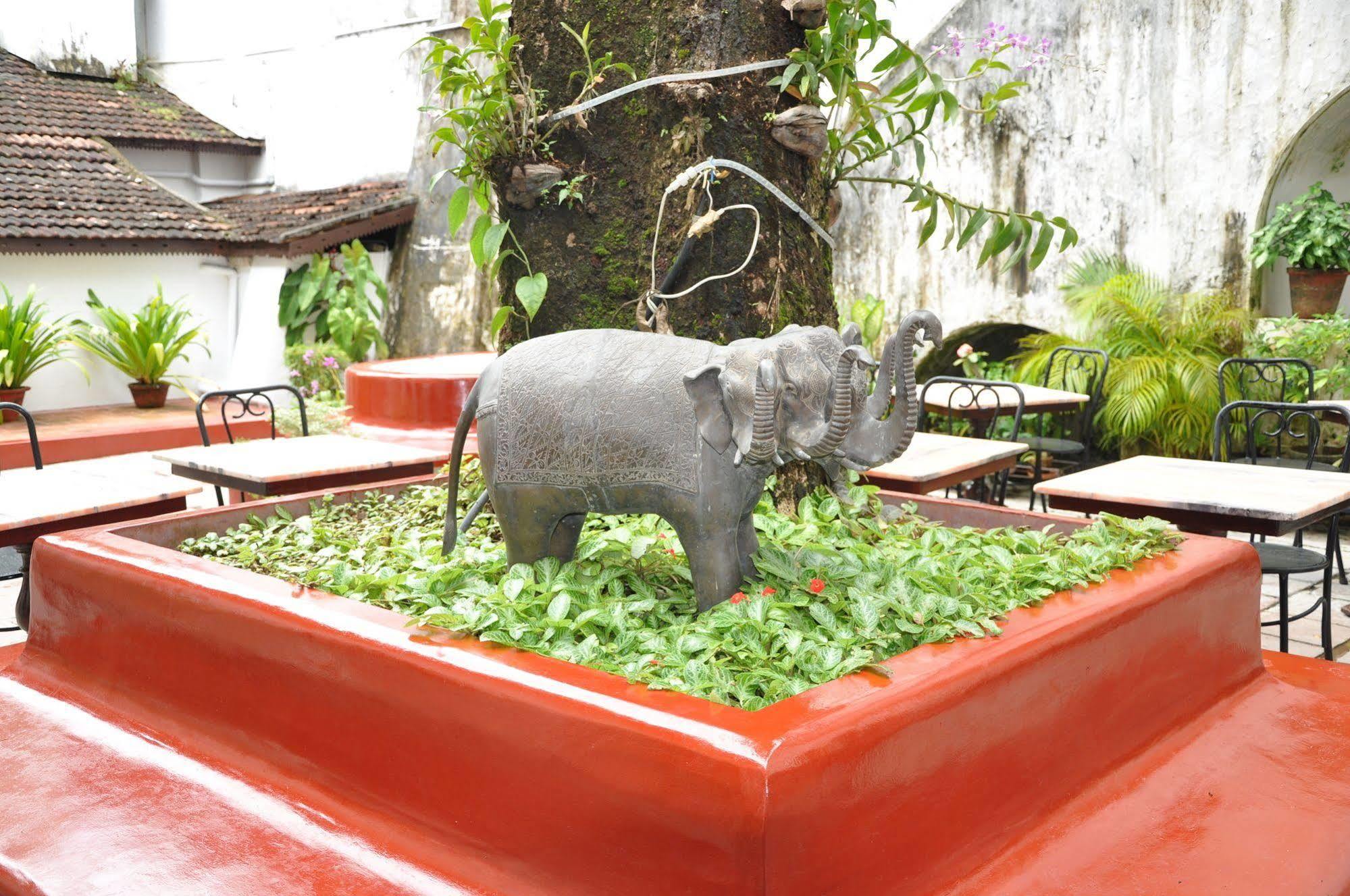 Old Courtyard Hotel Kochi Extérieur photo